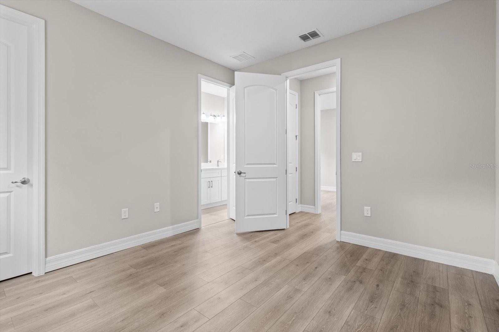 Image 31 of 53 For 27 Sycamore Court W