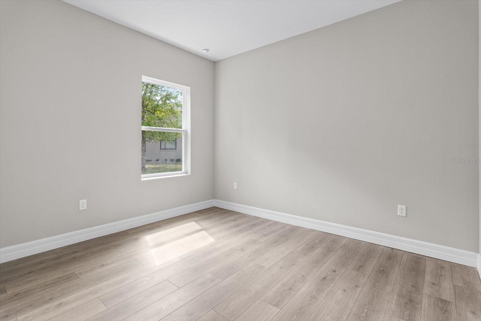 Image 34 of 53 For 27 Sycamore Court W