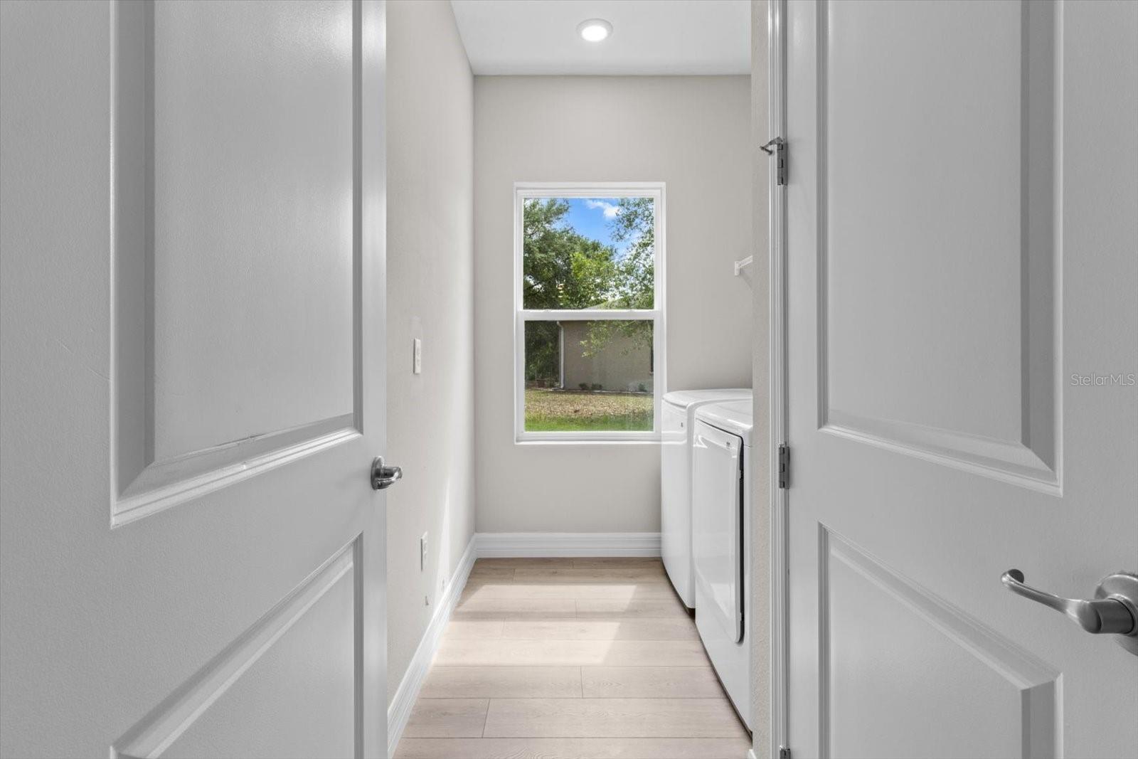 Image 36 of 53 For 27 Sycamore Court W