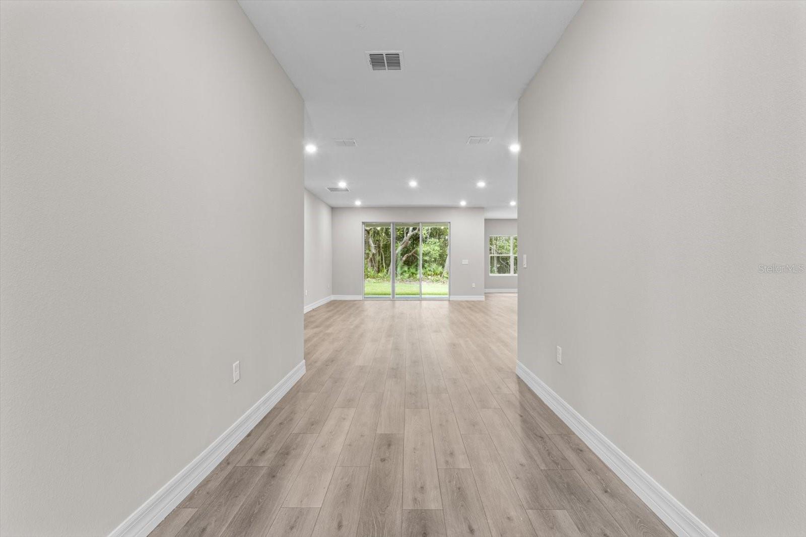 Image 6 of 53 For 27 Sycamore Court W
