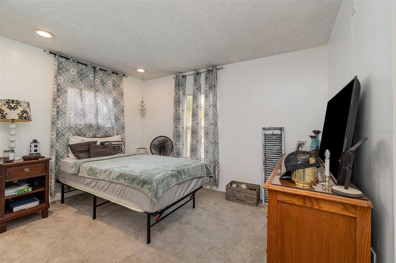 Image 19 of 27 For 1300 Riverview Drive