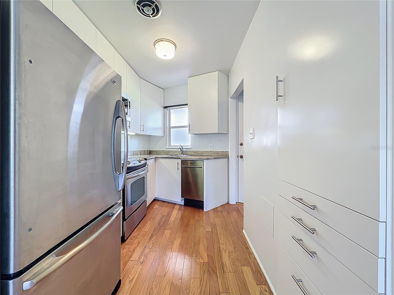 Image 6 of 31 For 640 Park Avenue 4