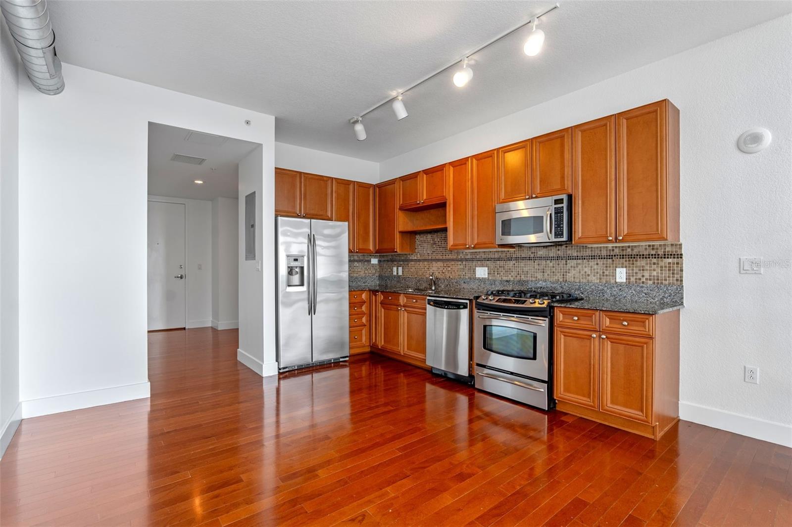 Image 11 of 39 For 150 Robinson Street 1023