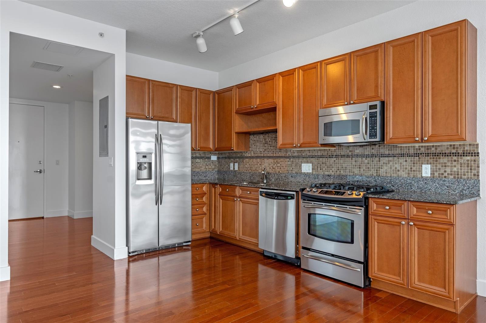 Image 12 of 39 For 150 Robinson Street 1023