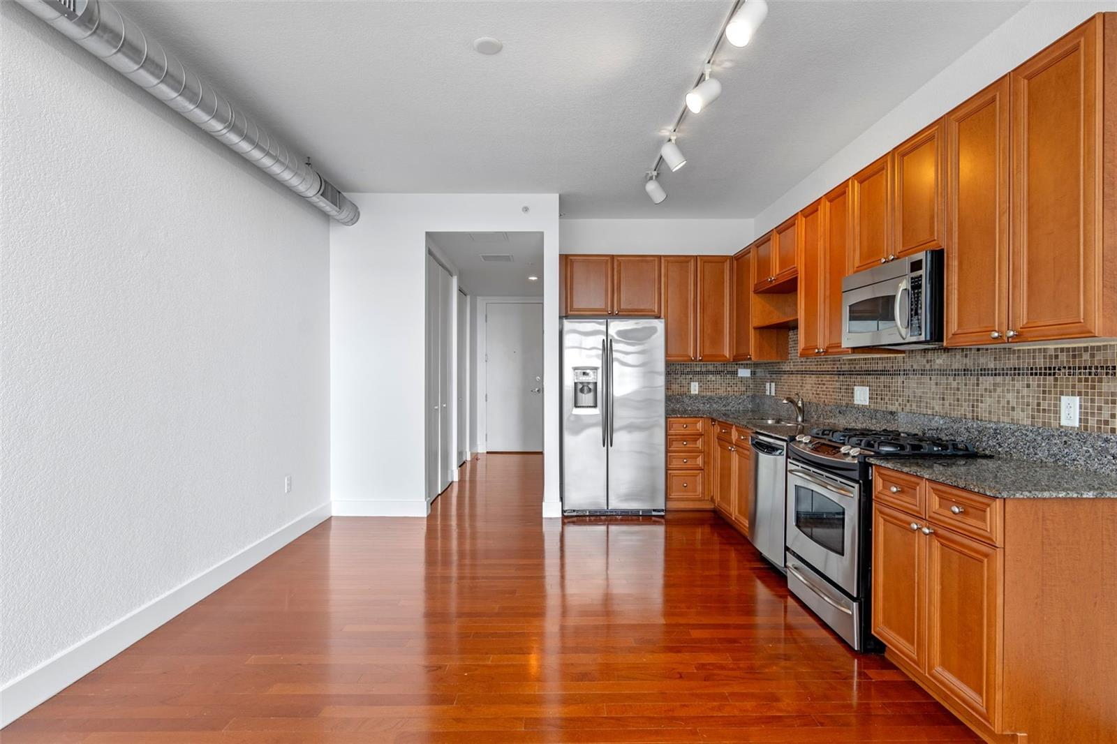 Image 13 of 39 For 150 Robinson Street 1023