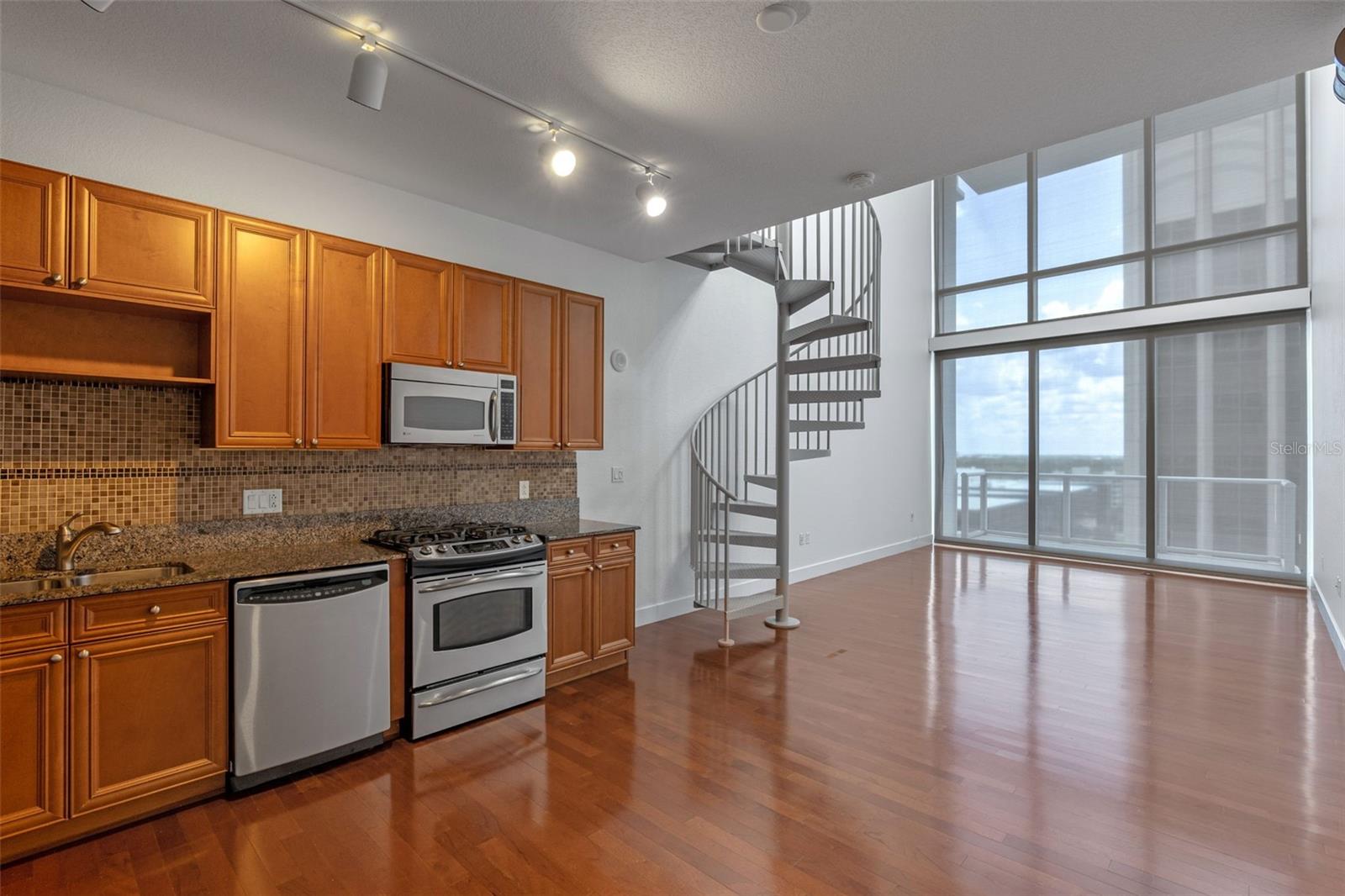 Image 14 of 39 For 150 Robinson Street 1023