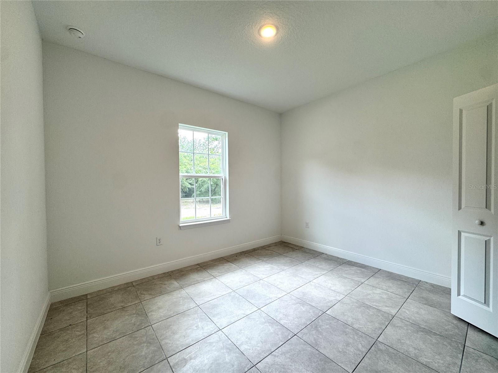 Listing photo id 10 for 10616 Didiscus Drive