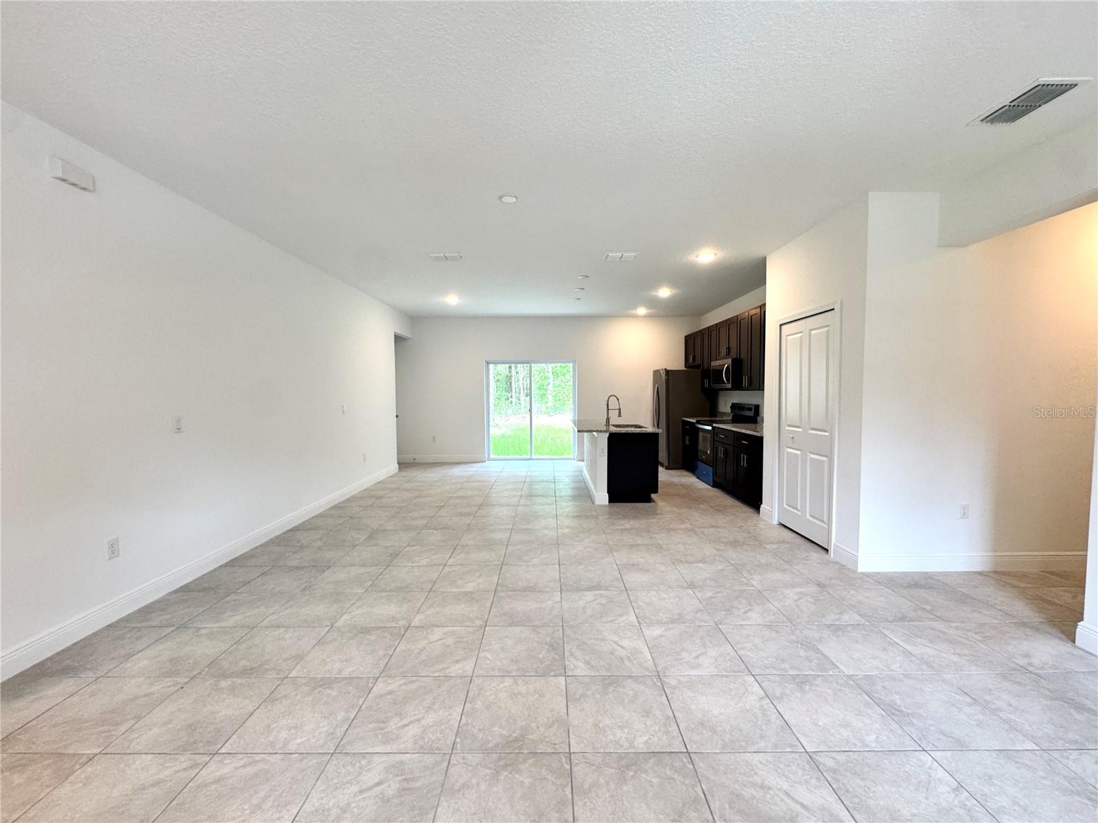 Listing photo id 3 for 10616 Didiscus Drive