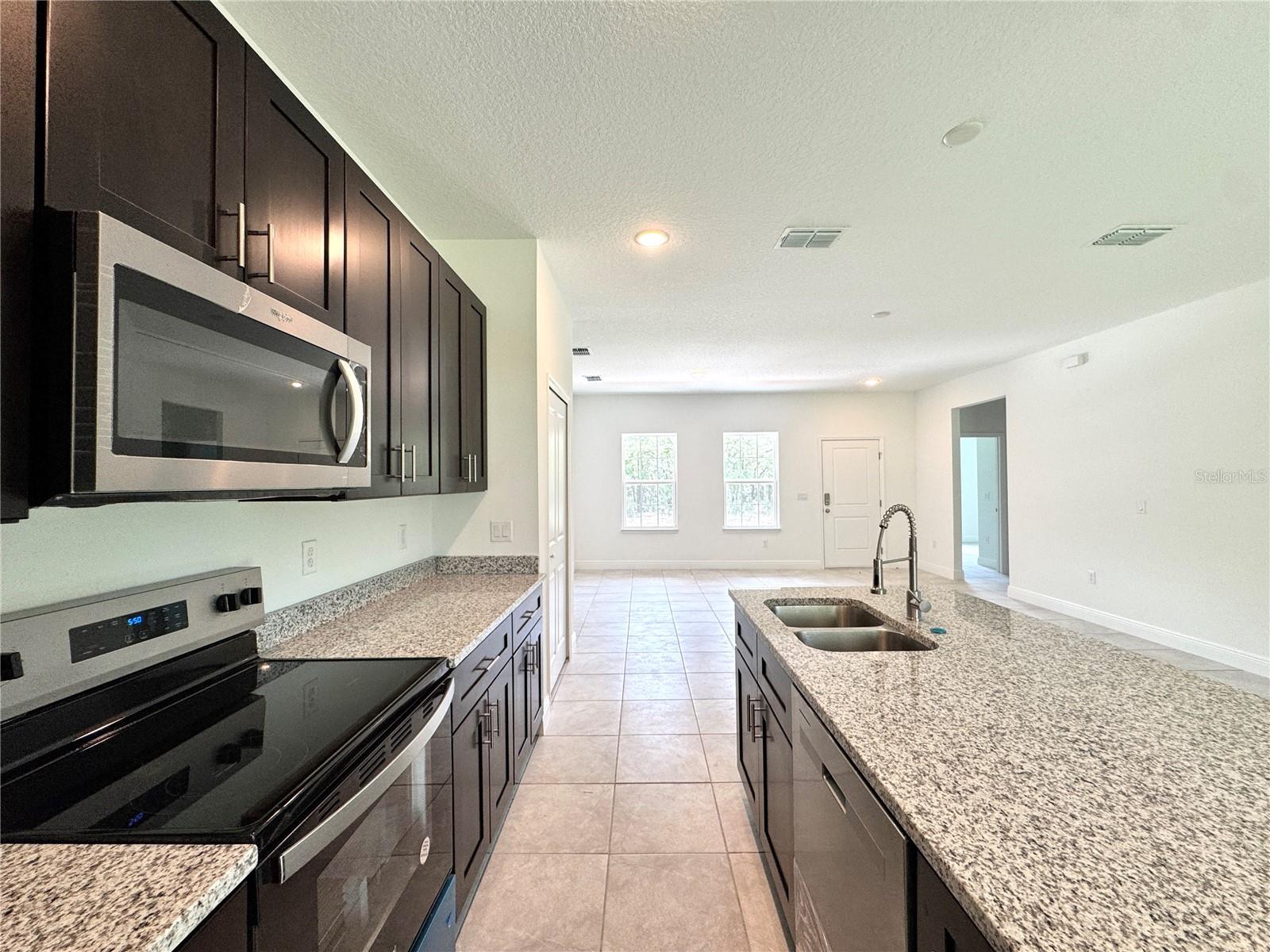Listing photo id 5 for 10616 Didiscus Drive