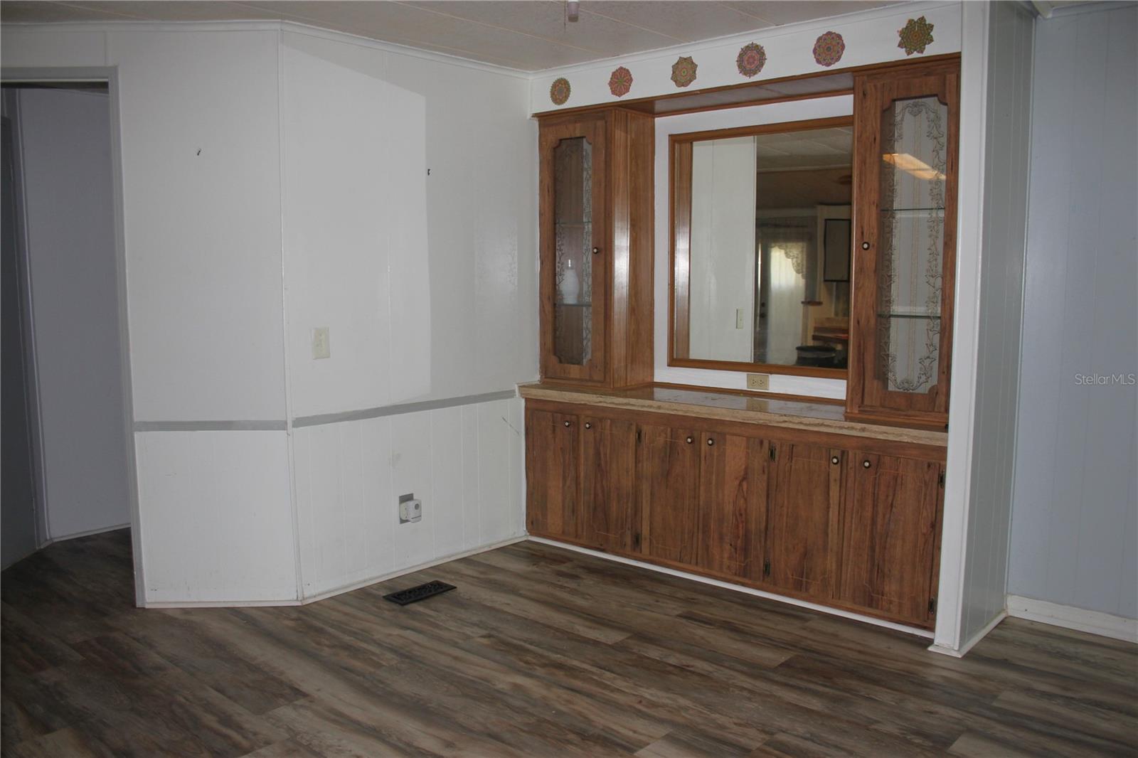 Image 21 of 57 For 825 Robinson Court