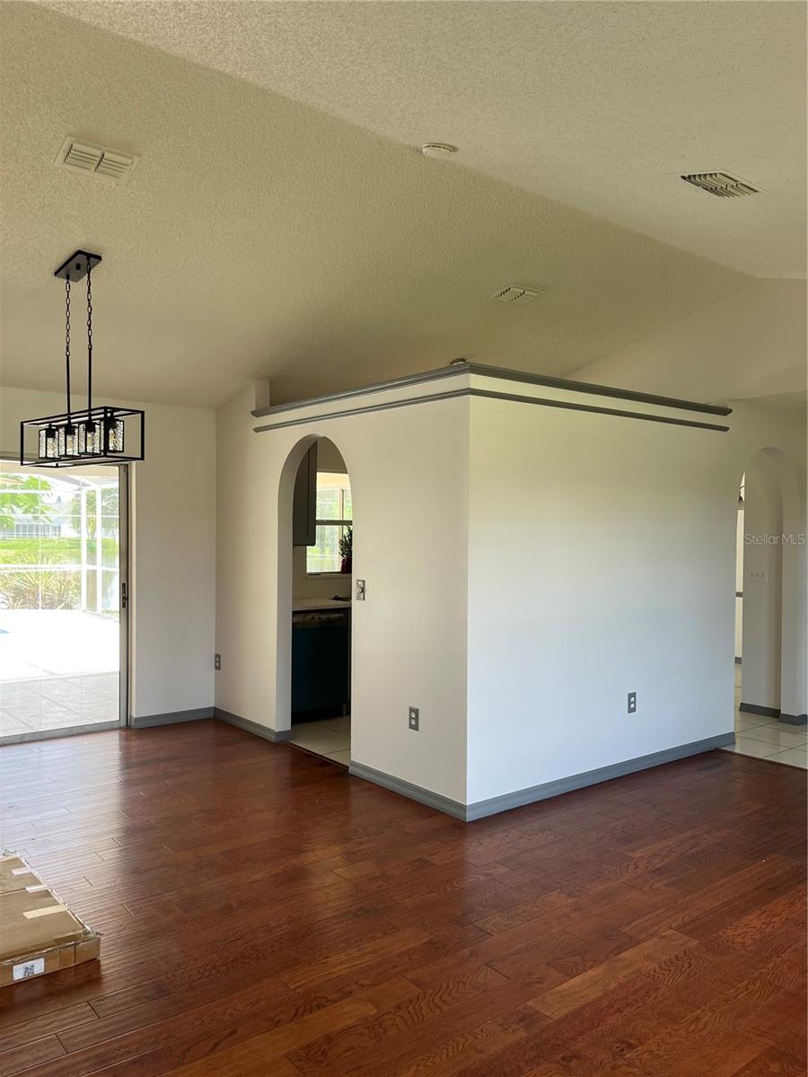 Image 19 of 55 For 2421 Queenswood Circle