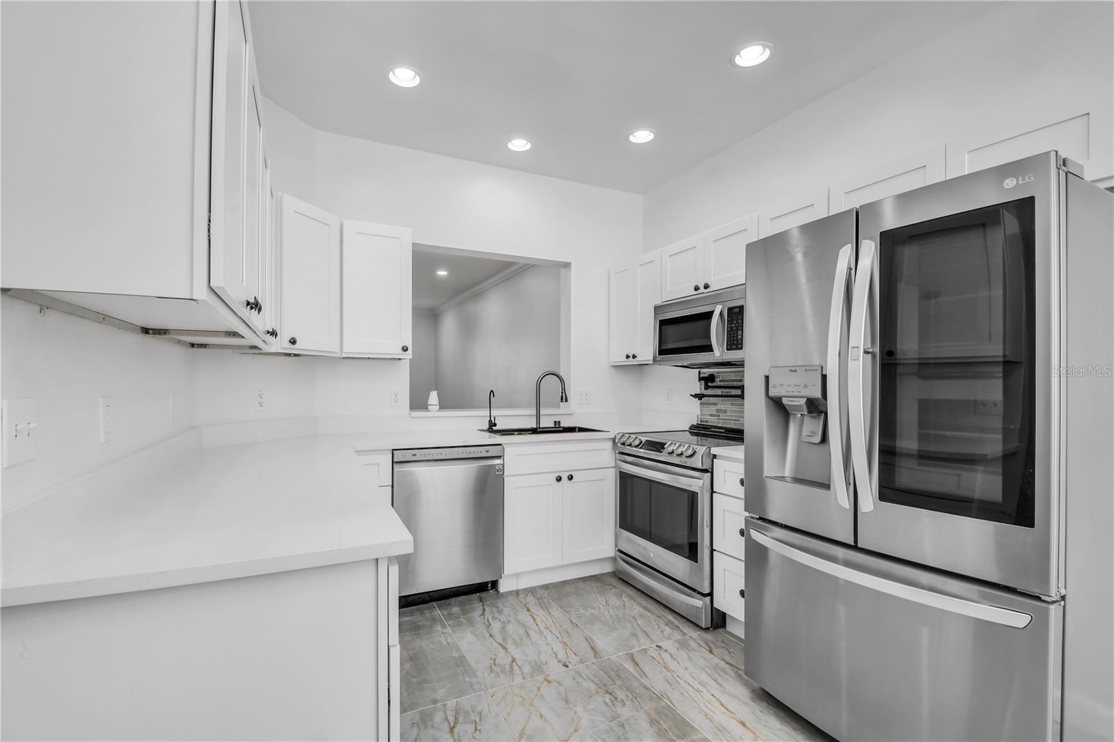 Image 22 of 100 For 3030 Clubview Drive Ge