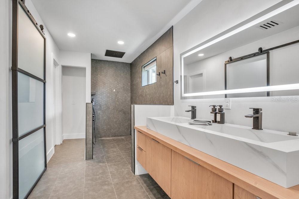Image 25 of 50 For 1371 Lyndale Boulevard