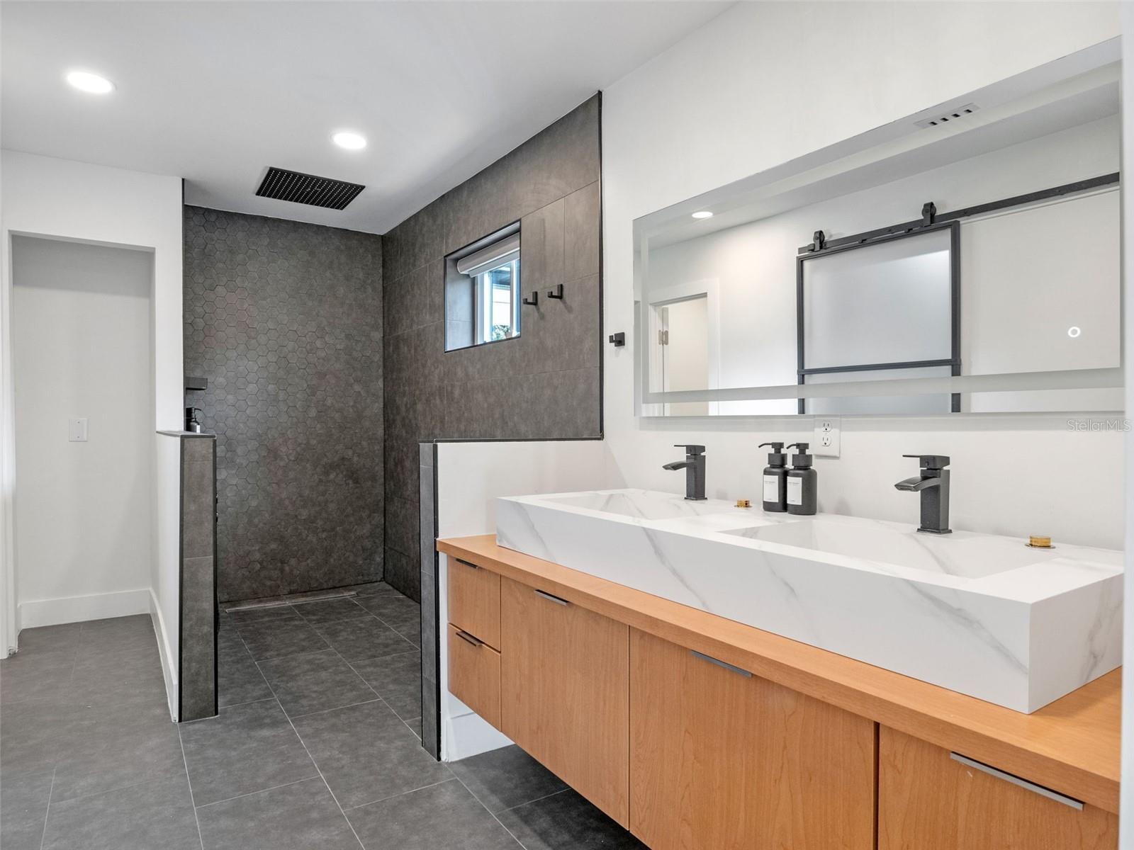 Image 26 of 50 For 1371 Lyndale Boulevard