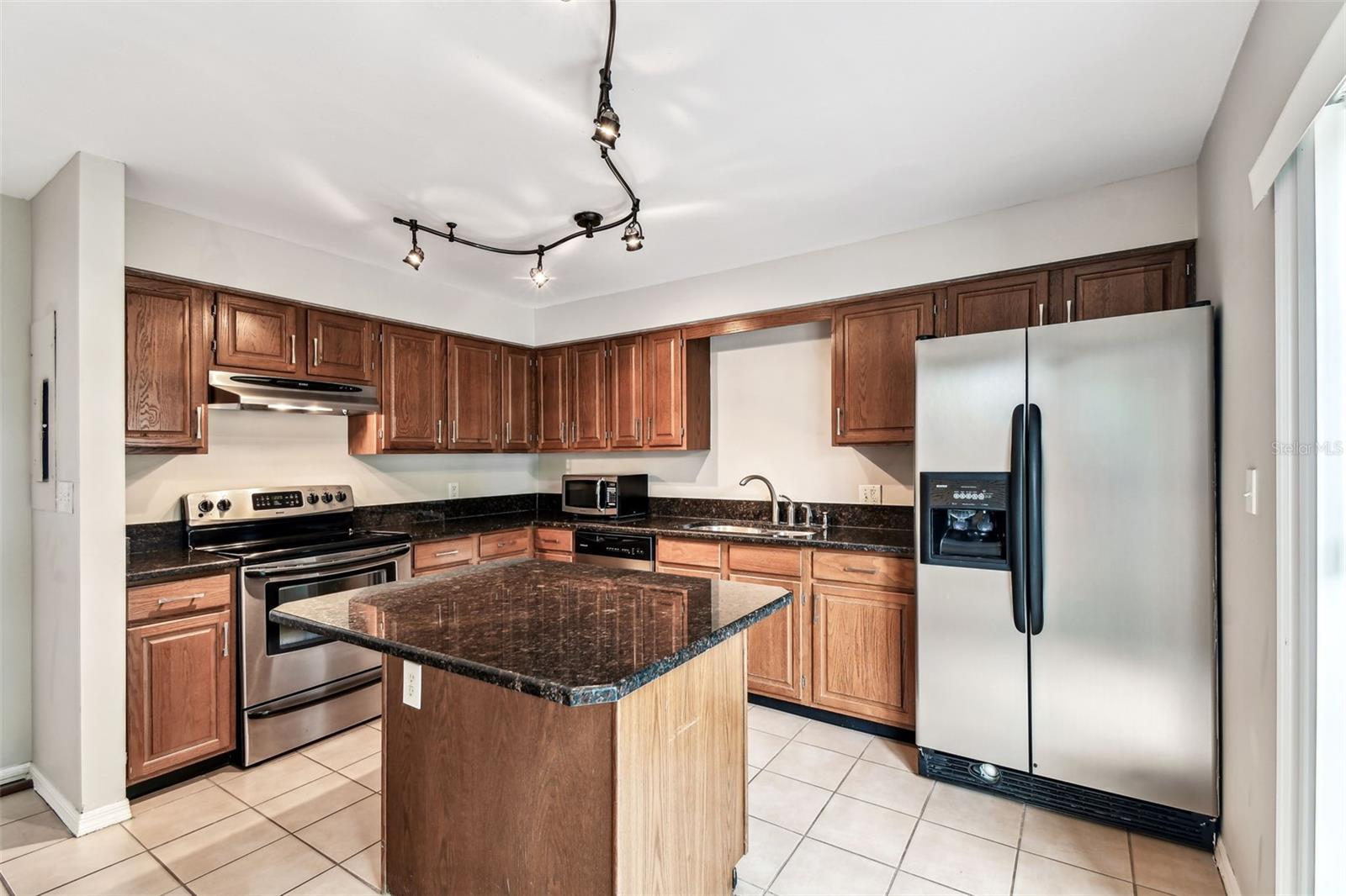 Image 11 of 24 For 609 Glen Avenue E