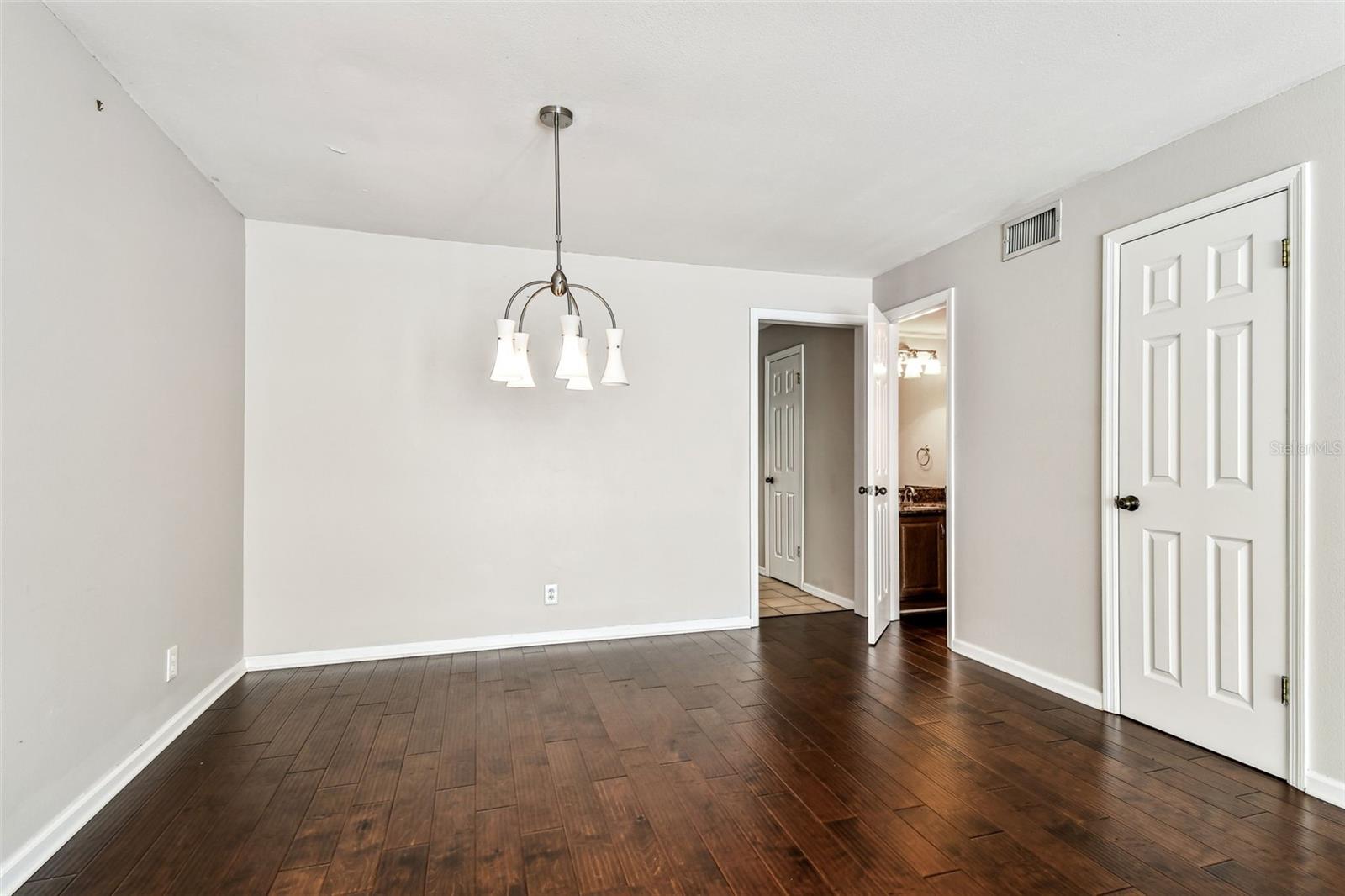 Image 6 of 24 For 609 Glen Avenue E