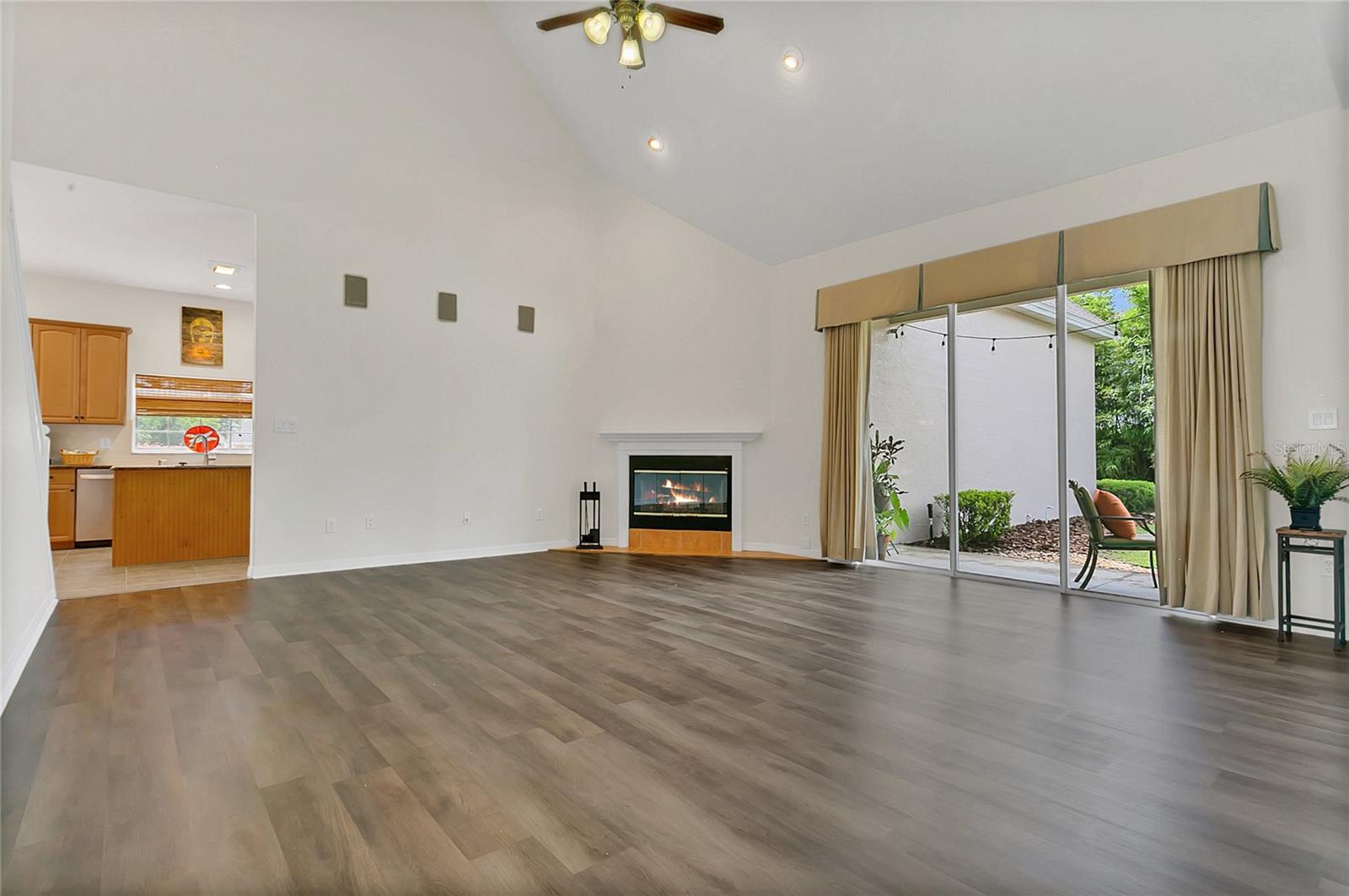 Image 12 of 47 For 19554 Spring Oak Drive
