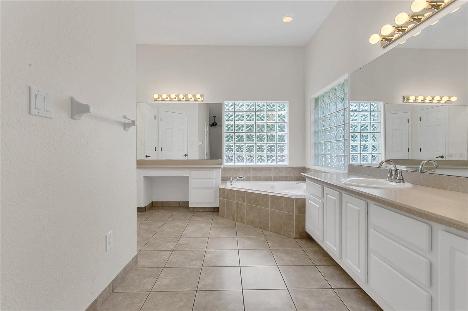 Image 18 of 47 For 19554 Spring Oak Drive
