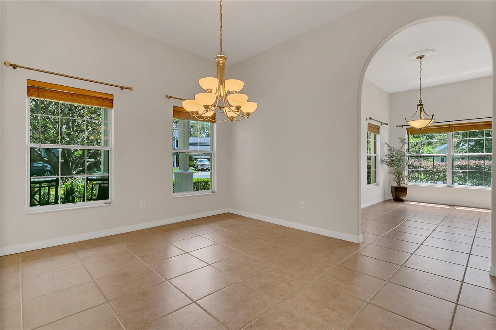 Image 6 of 47 For 19554 Spring Oak Drive
