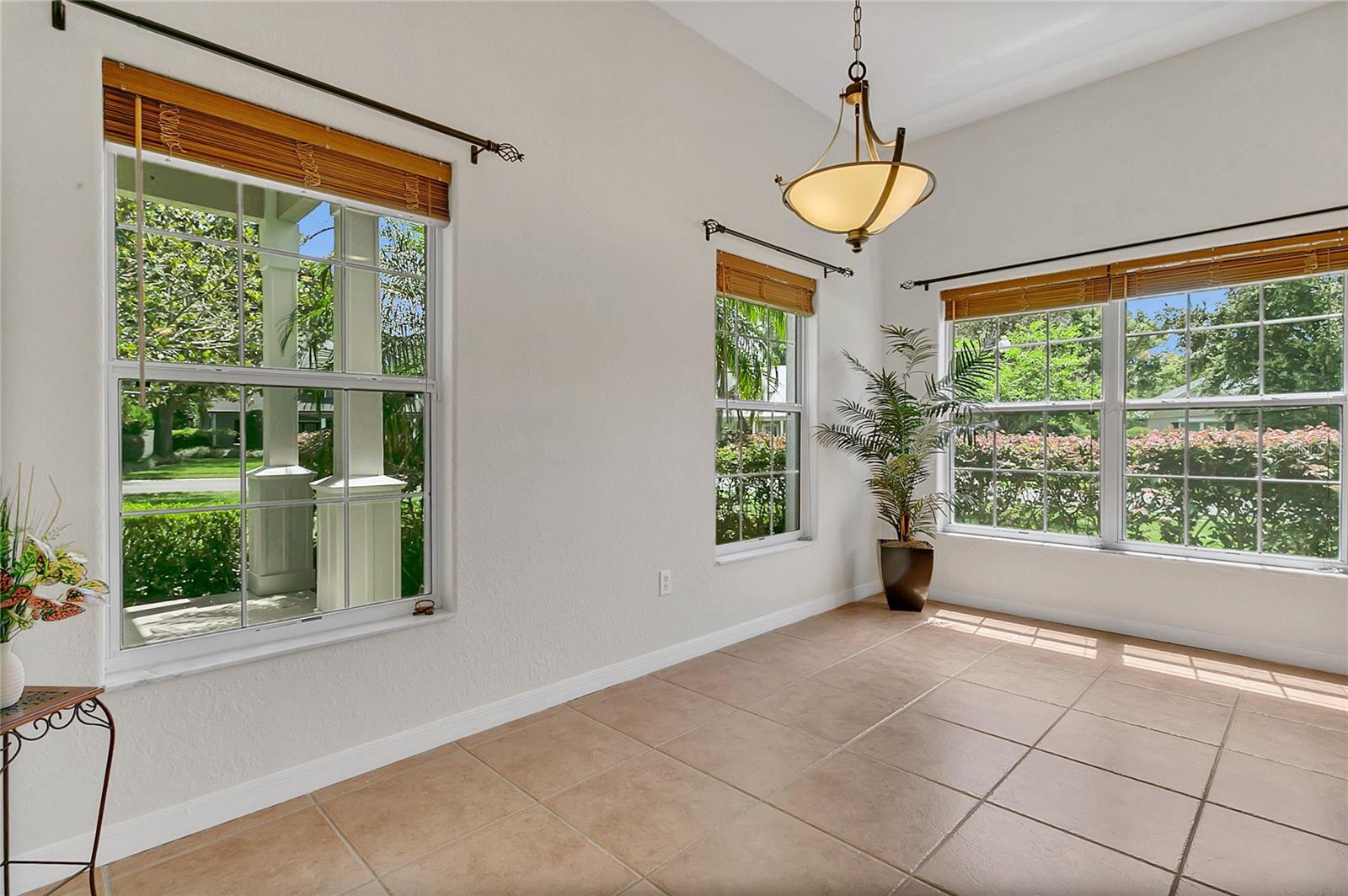 Image 7 of 47 For 19554 Spring Oak Drive