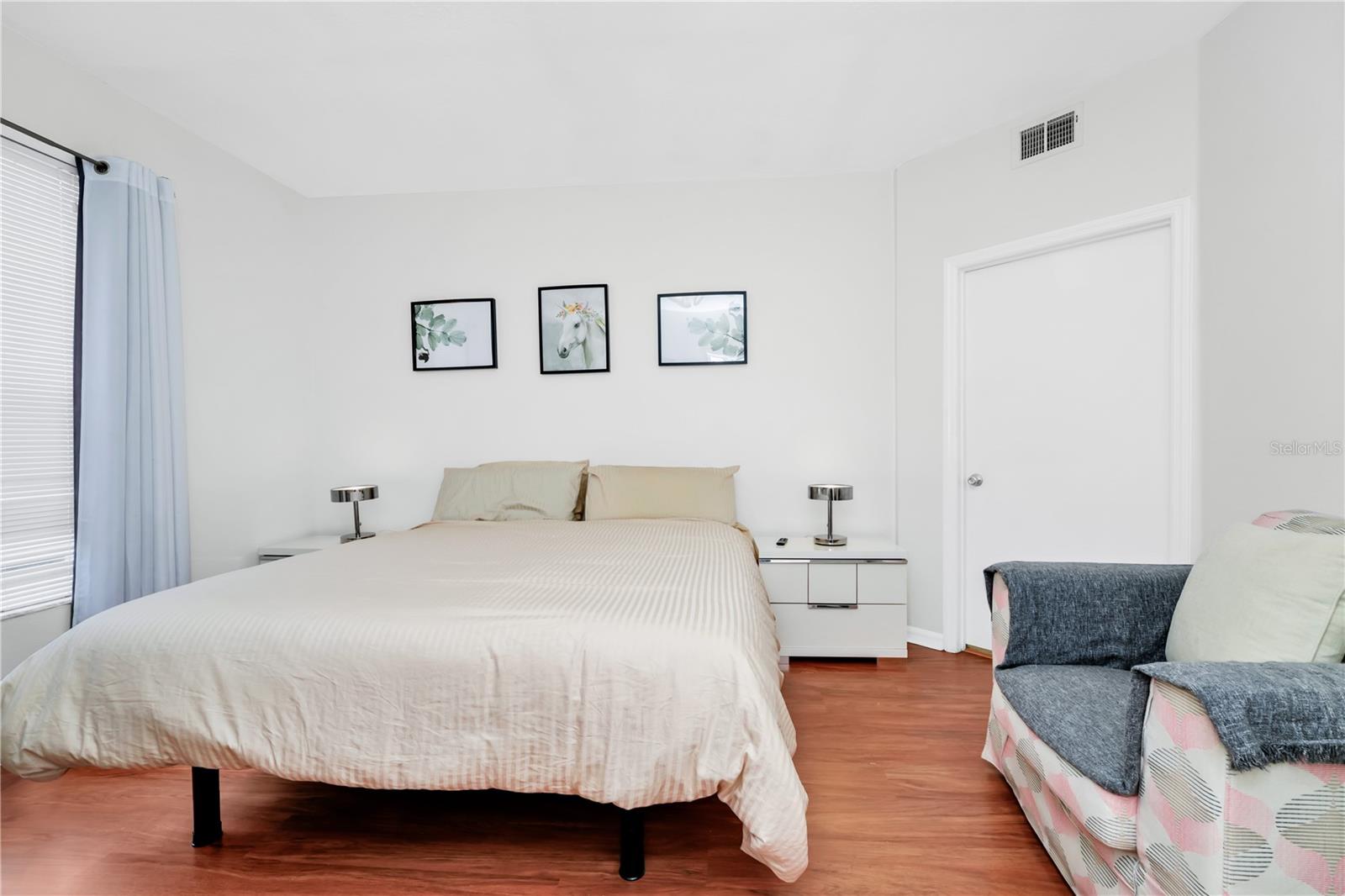 Image 3 of 33 For 5566 Metrowest Boulevard 10