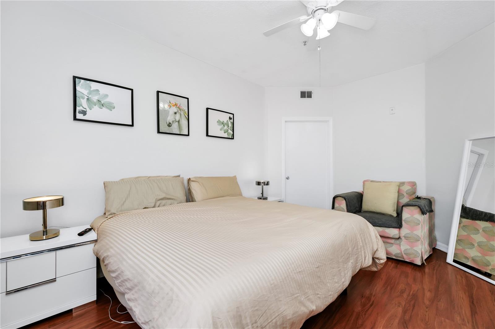 Image 4 of 33 For 5566 Metrowest Boulevard 10