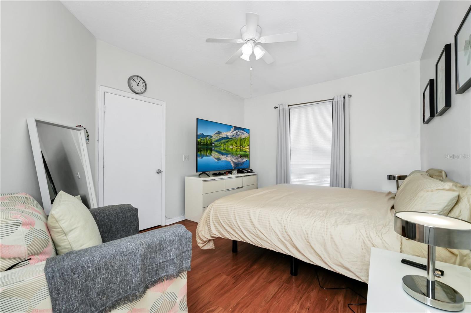 Image 9 of 33 For 5566 Metrowest Boulevard 10