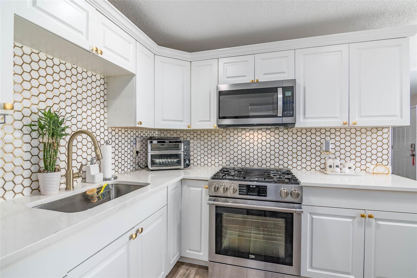 Image 11 of 51 For 808 Camphor Way