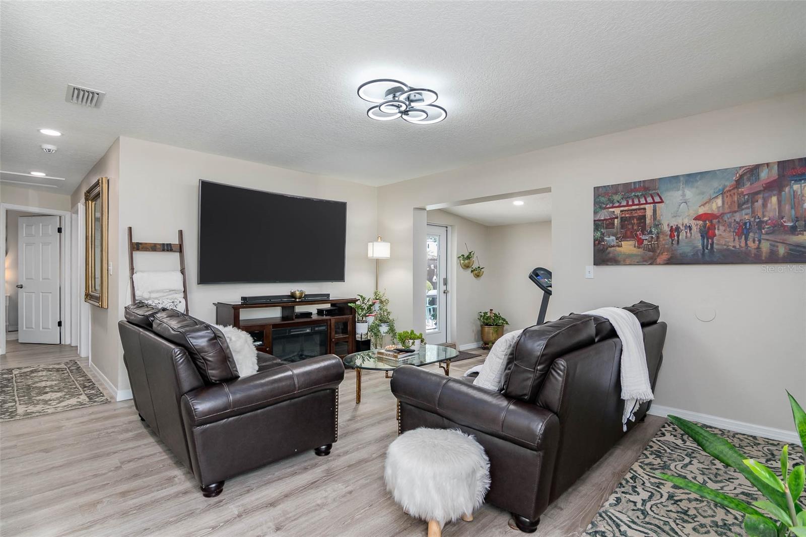 Image 14 of 51 For 808 Camphor Way