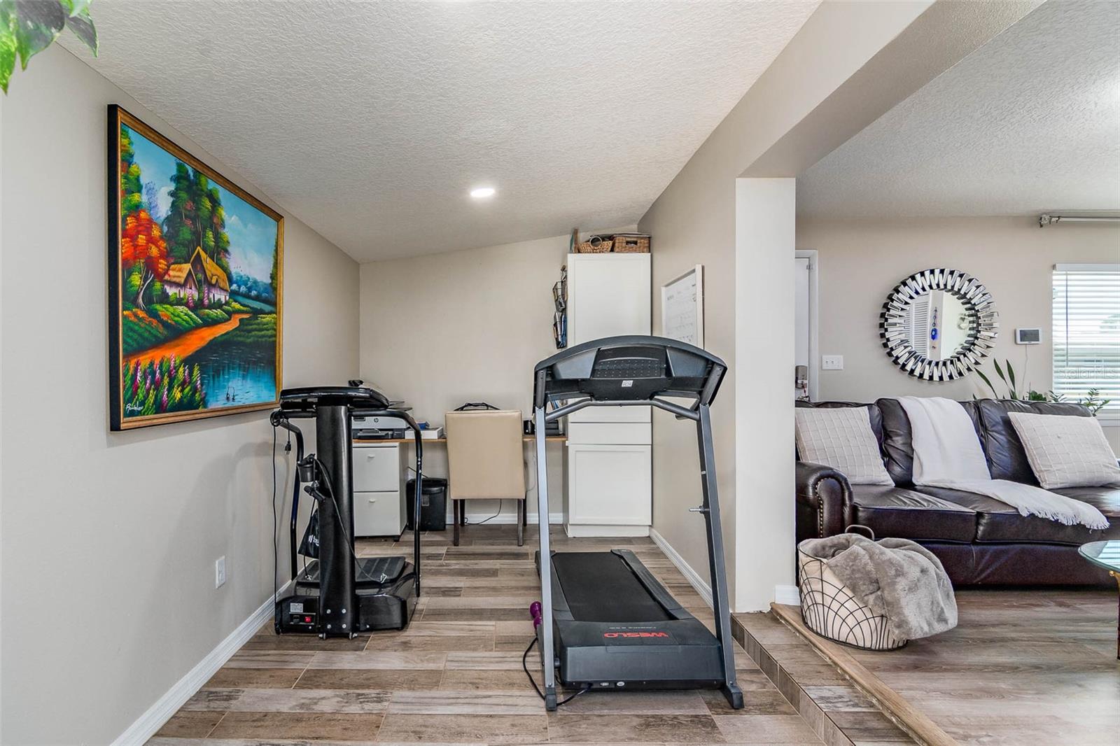 Image 17 of 51 For 808 Camphor Way