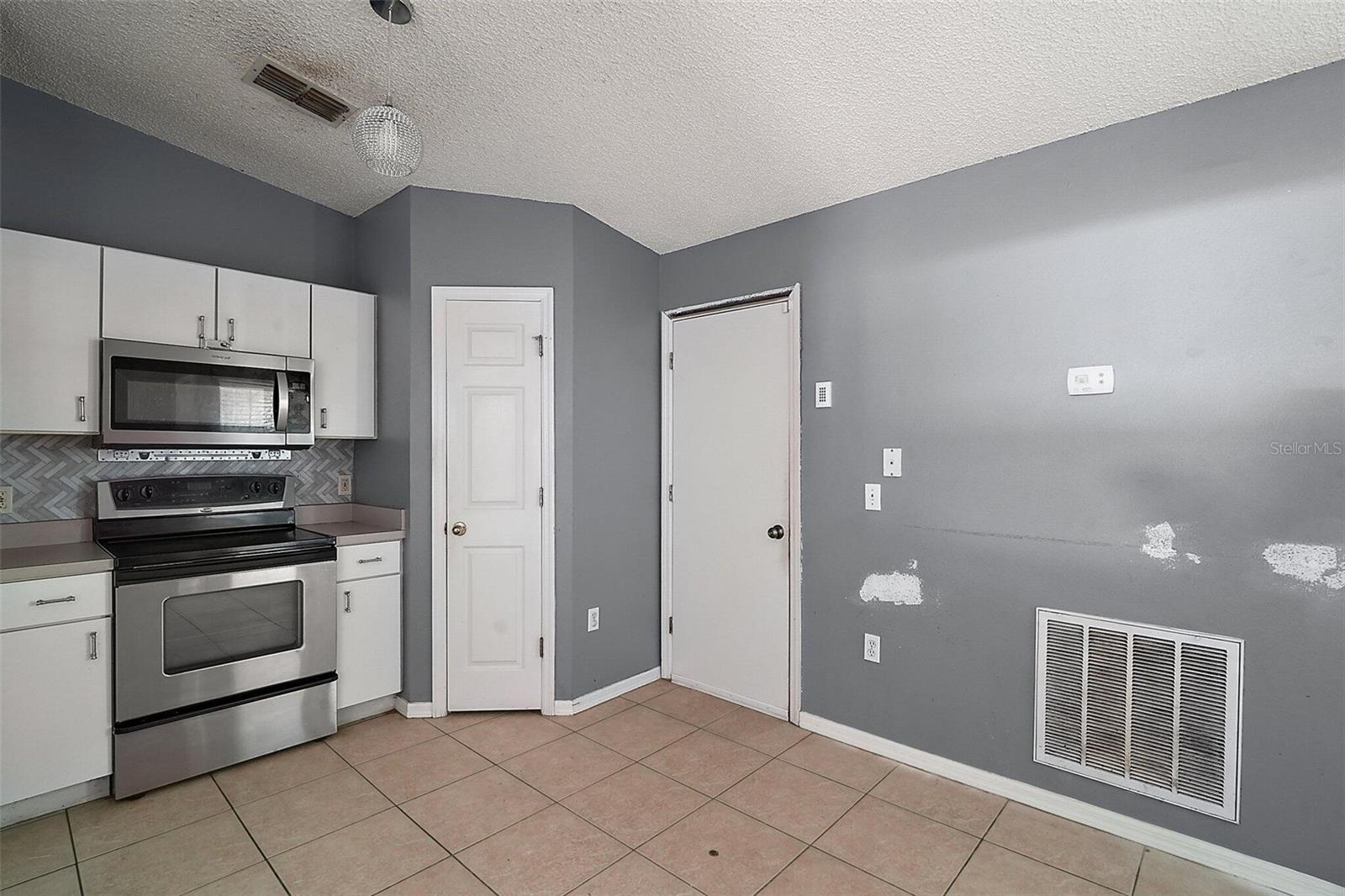 Image 11 of 18 For 979 Mayfair Street