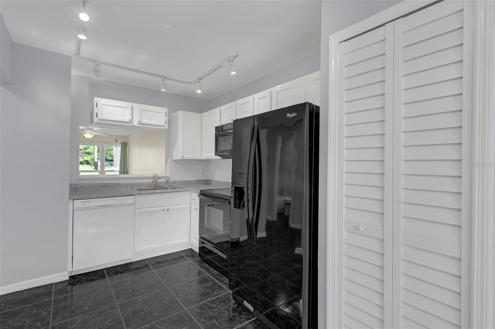 Image 13 of 25 For 2206 Stonington Avenue 2206