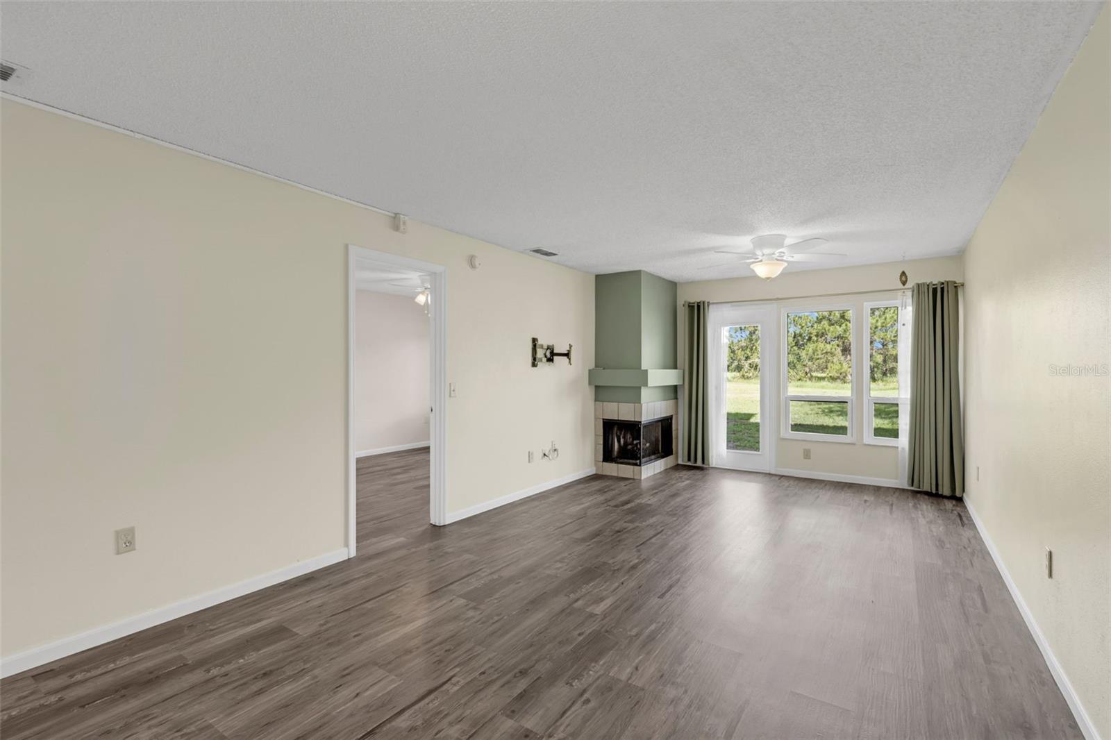 Image 3 of 25 For 2206 Stonington Avenue 2206
