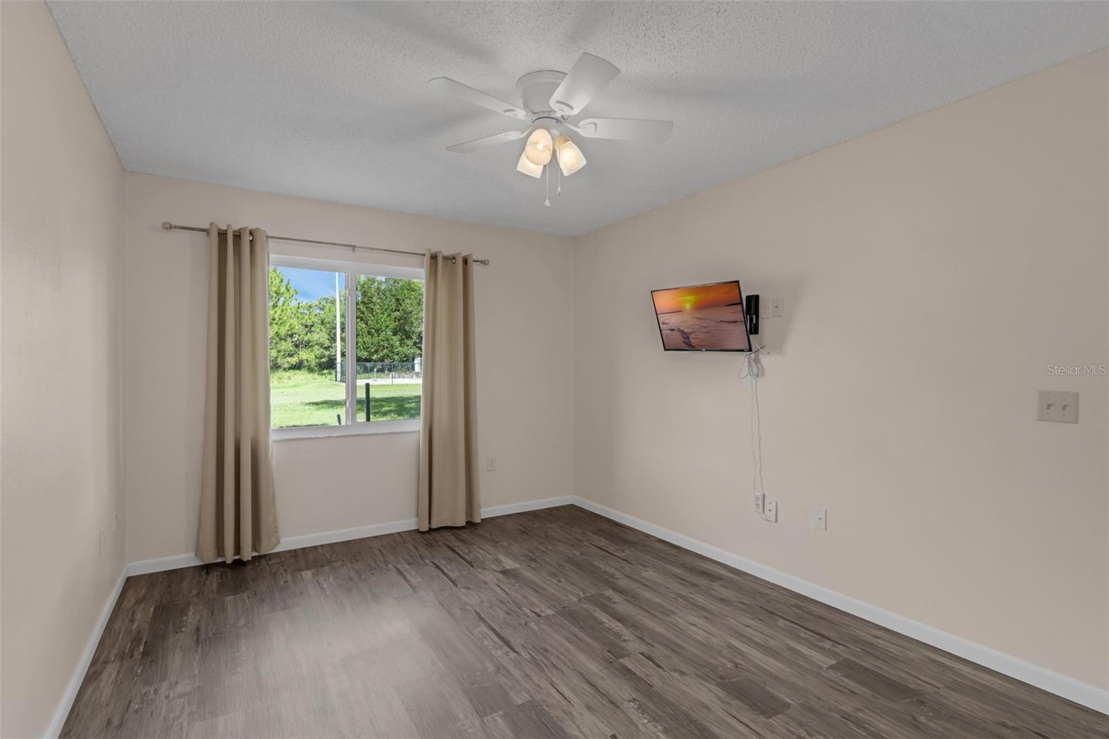 Image 7 of 25 For 2206 Stonington Avenue 2206