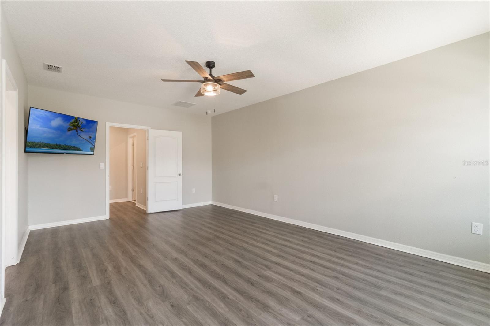 Image 17 of 39 For 6808 Cranes Roost Road