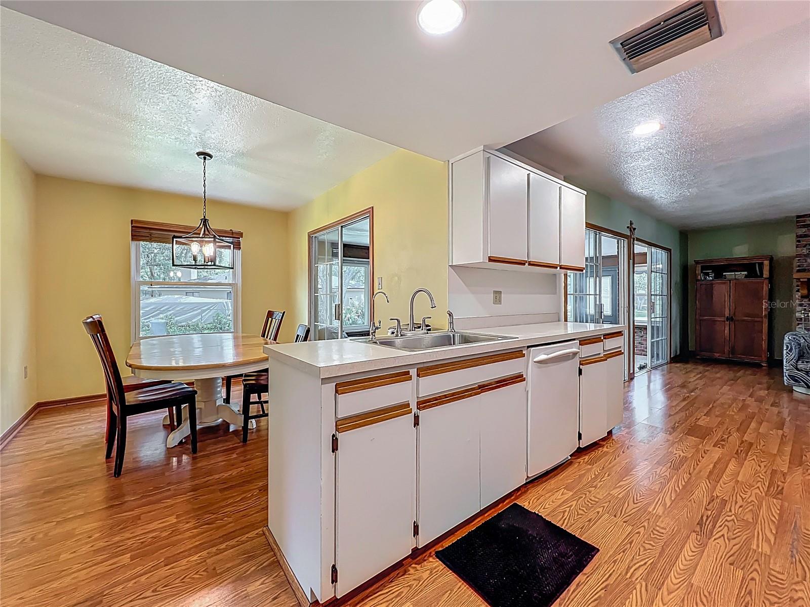 Image 12 of 95 For 1850 Lakeshore Cir