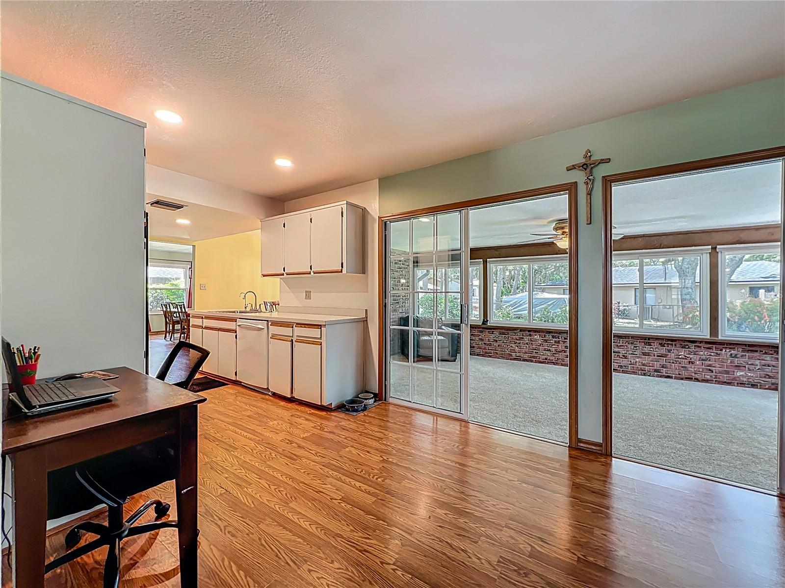 Image 17 of 95 For 1850 Lakeshore Cir