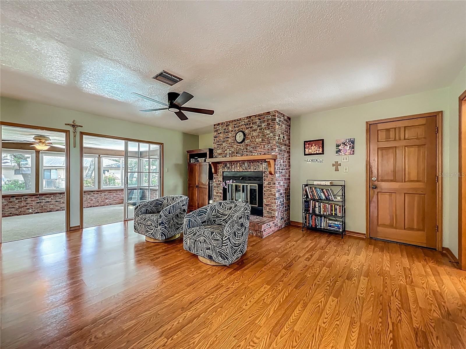 Image 2 of 95 For 1850 Lakeshore Cir