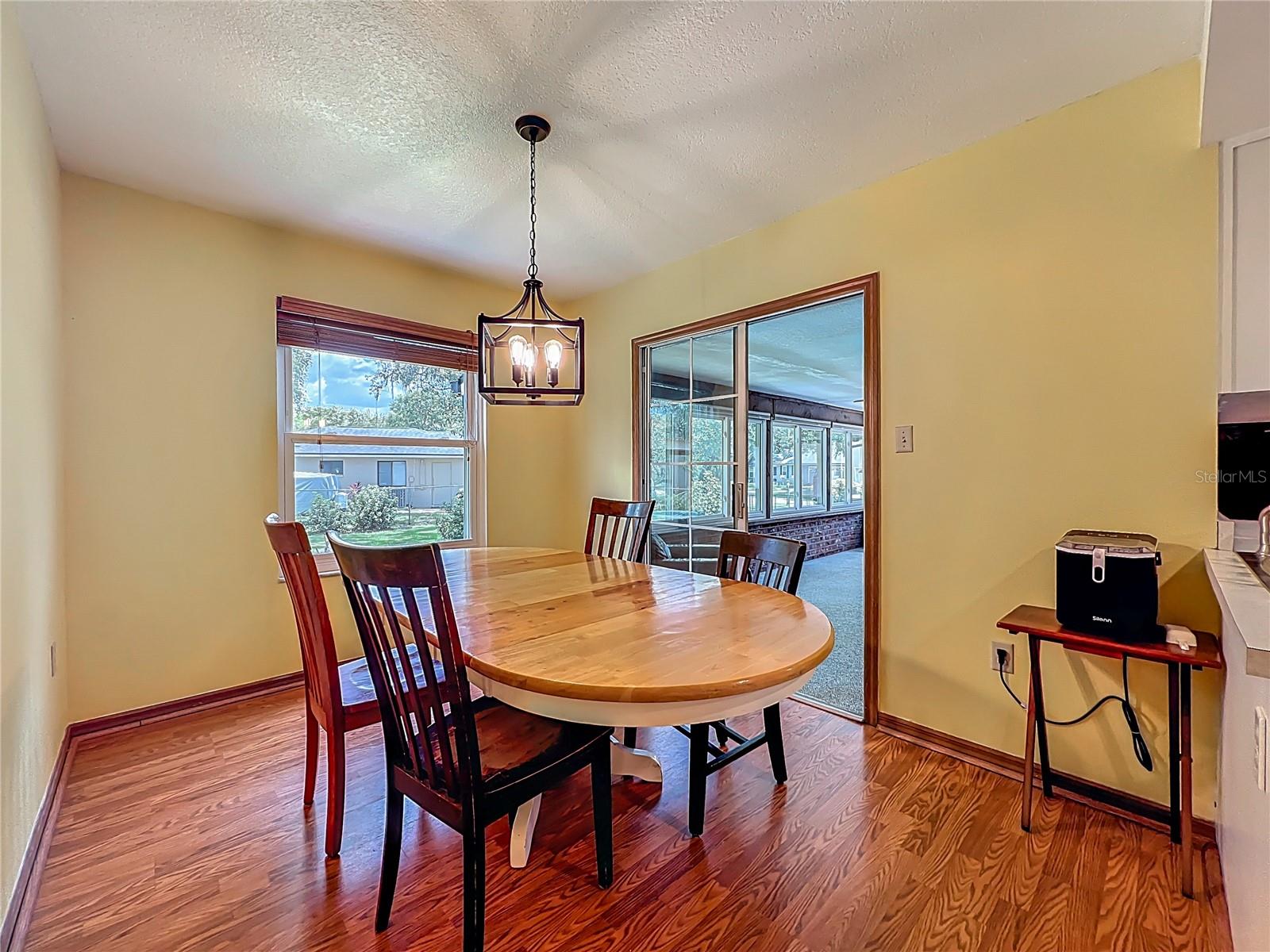 Image 22 of 95 For 1850 Lakeshore Cir