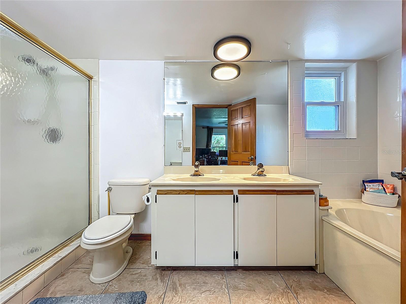 Image 31 of 95 For 1850 Lakeshore Cir