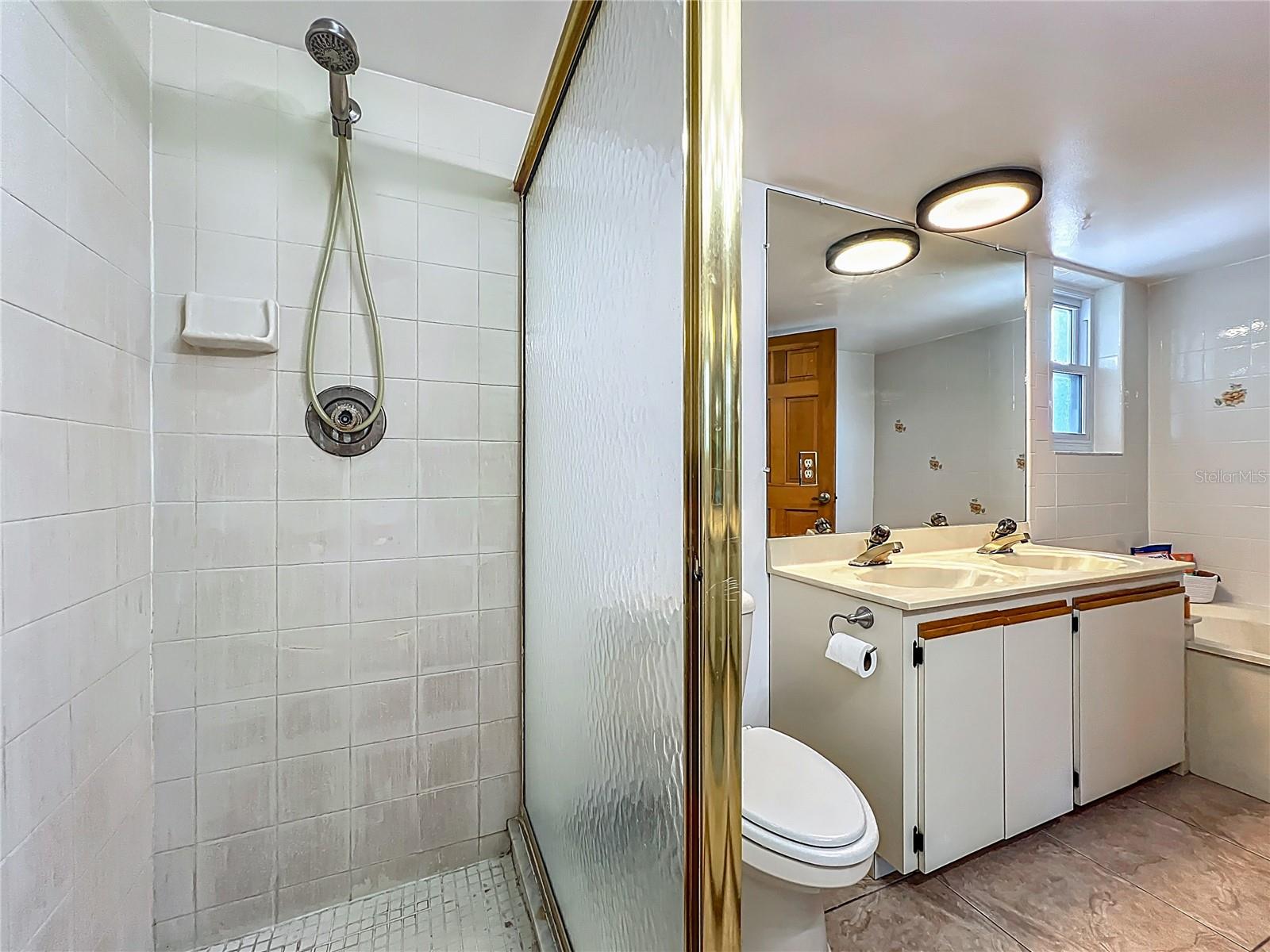 Image 33 of 95 For 1850 Lakeshore Cir