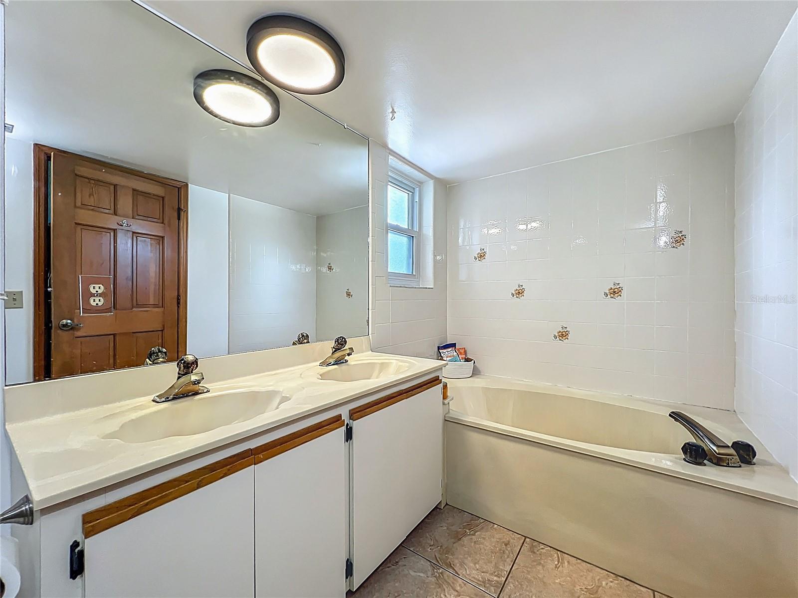 Image 34 of 95 For 1850 Lakeshore Cir