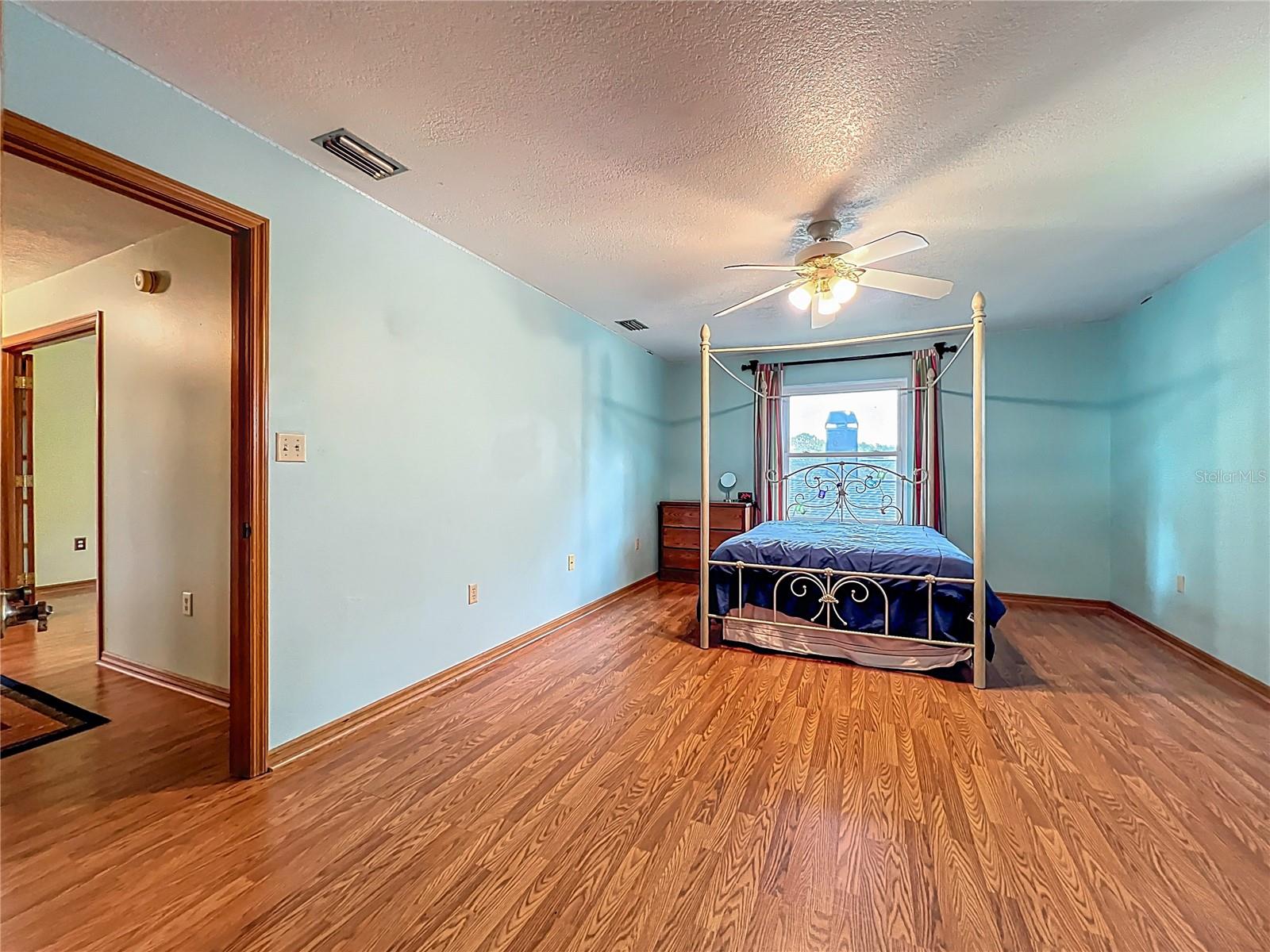 Image 42 of 95 For 1850 Lakeshore Cir