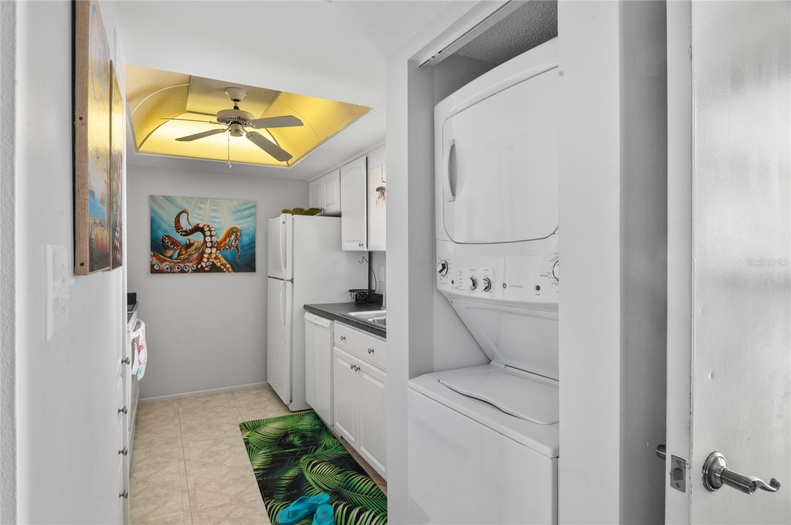 Listing photo id 12 for 9860 62nd Terrace N 1047