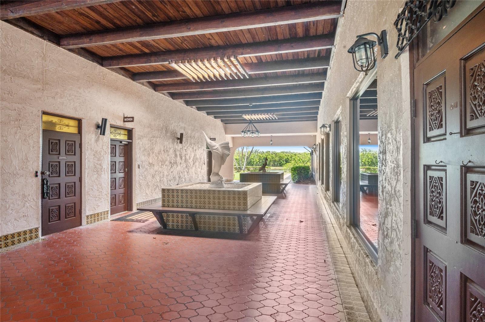 Listing photo id 18 for 9860 62nd Terrace N 1047
