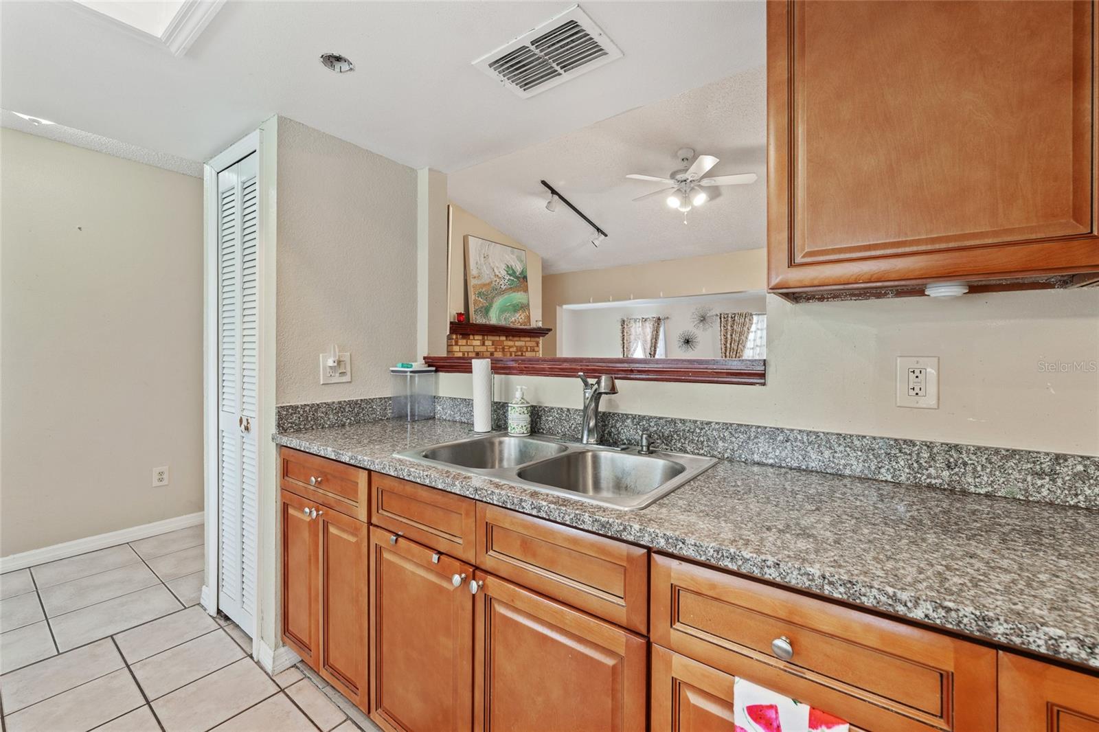 Image 4 of 20 For 2753 Beckwith Street
