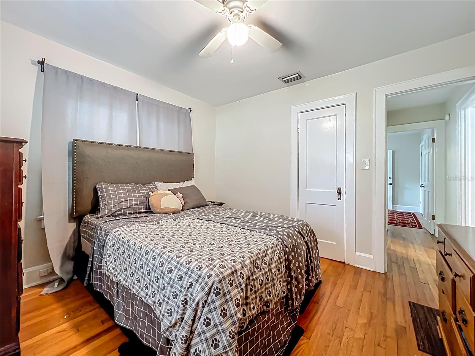 Image 17 of 31 For 1642 Mount Vernon Street