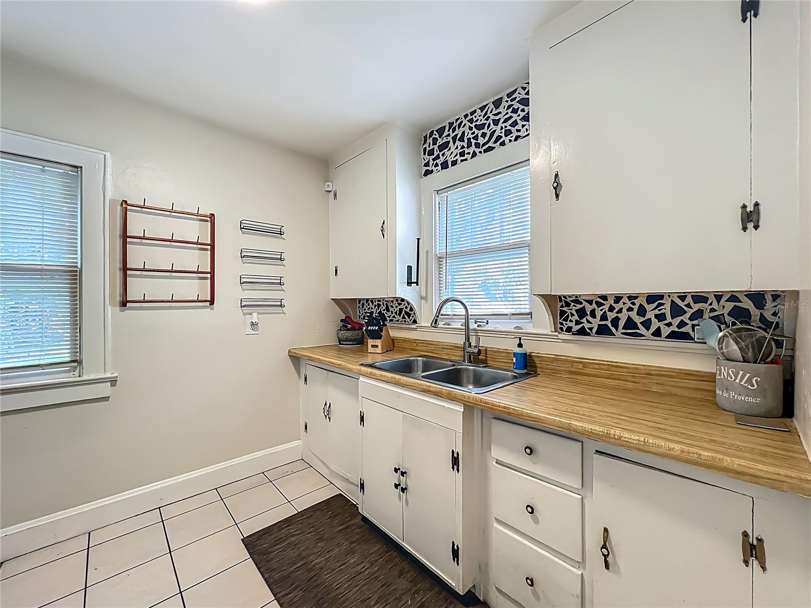 Image 4 of 31 For 1642 Mount Vernon Street