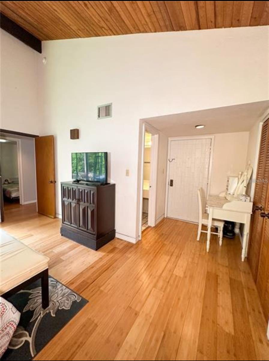 Image 17 of 23 For 116 Palm View Court 3535-6