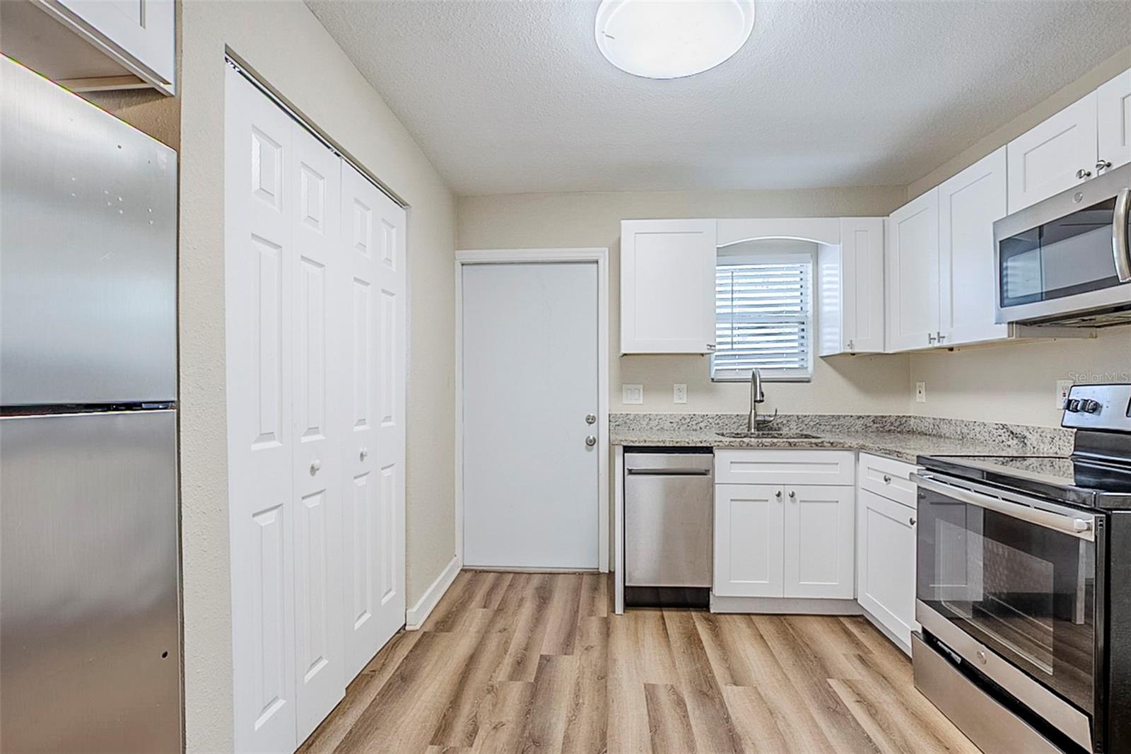 Listing photo id 8 for 1769 Dayton Street S